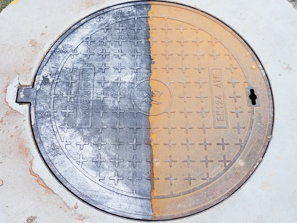 rust removal on manhole cover with a 300w pulse laser cleaning machine