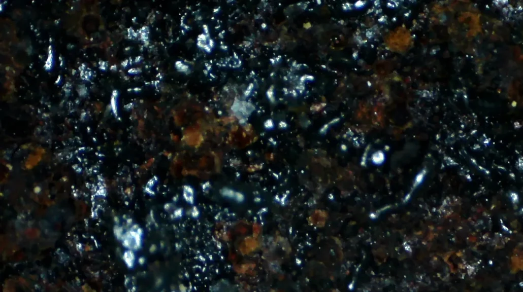 rust state of the iron plate surface is complex and the thickness of the rust varies- - observed through a 200x electron microscope 2